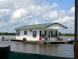 1280px-Lake_Bigeaux_houseboat